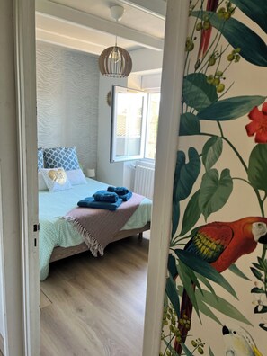 3 chambres, bureau, fer et planche à repasser, lit parapluie