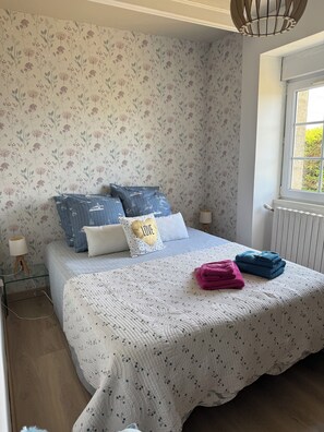 3 bedrooms, desk, iron/ironing board, travel crib