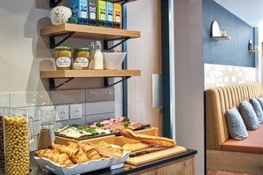 Päivittäinen buffetaamiainen maksusta