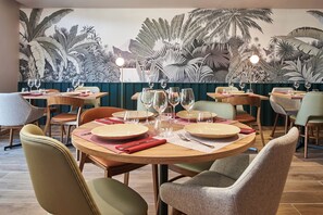 Restaurant - The Originals Boutique, Hôtel Larivaut, Puy-Guillaume (Puy-Guillaume)