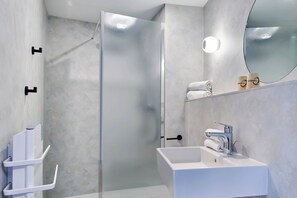 Shower, pancuran hujan,  dan handuk
