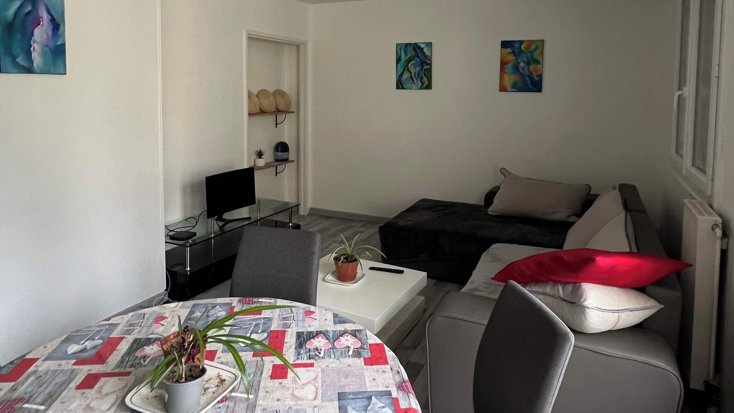 Room in large shared apartment