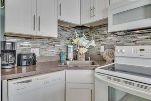 Condo, 1 habitación | Cocina privada | Refrigerador, horno, cafetera y tetera y tostadora 