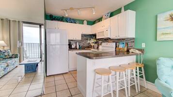 Condo, 1 Bedroom | Private kitchen | Fridge, oven, coffee/tea maker, toaster