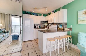 Condo, 1 phòng ngủ | Bếp riêng | Tủ lạnh, lò nướng, dụng cụ pha cà phê/trà, lò nướng bánh mì