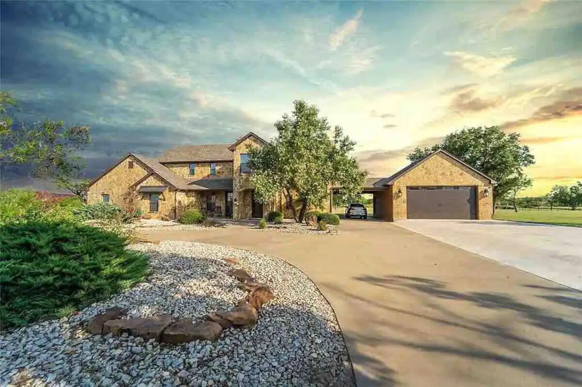 Sparkling Pool! Gorgeous 6 Bed 5 Bath on 3 Acres