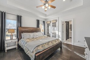 6 Schlafzimmer, Schreibtisch, Bügeleisen/Bügelbrett, Reisekinderbett