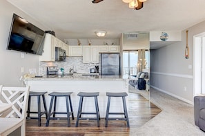 Condo, 2 habitaciones | Cocina privada | Refrigerador, horno, cafetera y tetera y tostadora 