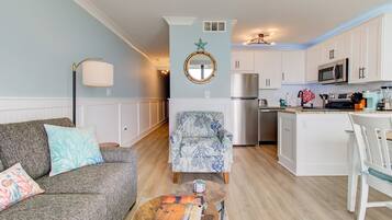 Condo, 1 Bedroom | Living area