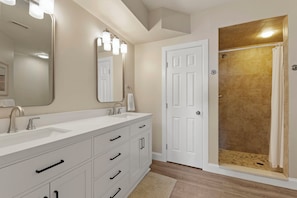 Bathroom - Ocean Sunrise: Ground Level Condo, Golf Course & Ocean Views, Community Pool (Corolla)