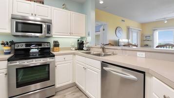 Réfrigérateur, micro-ondes, four, plaque de cuisson