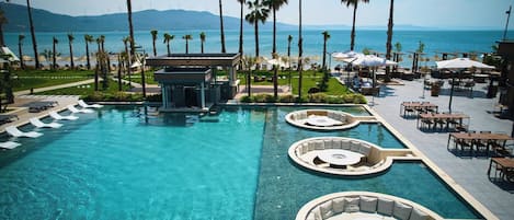 Piscine extérieure (ouverte en saison), parasols de plage