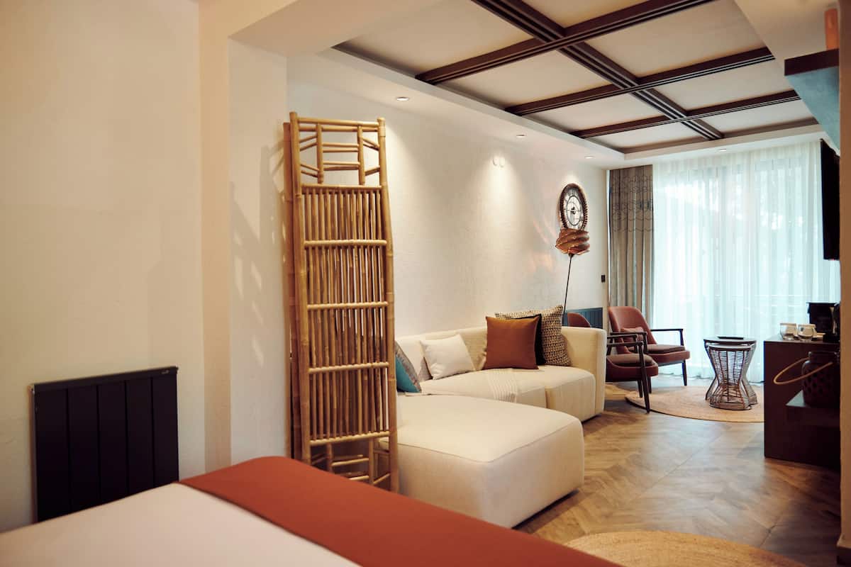 Comfort Room, 1 Double Bed, Non Smoking, Sea View | Minibar, in-room safe, individually decorated, iron/ironing board