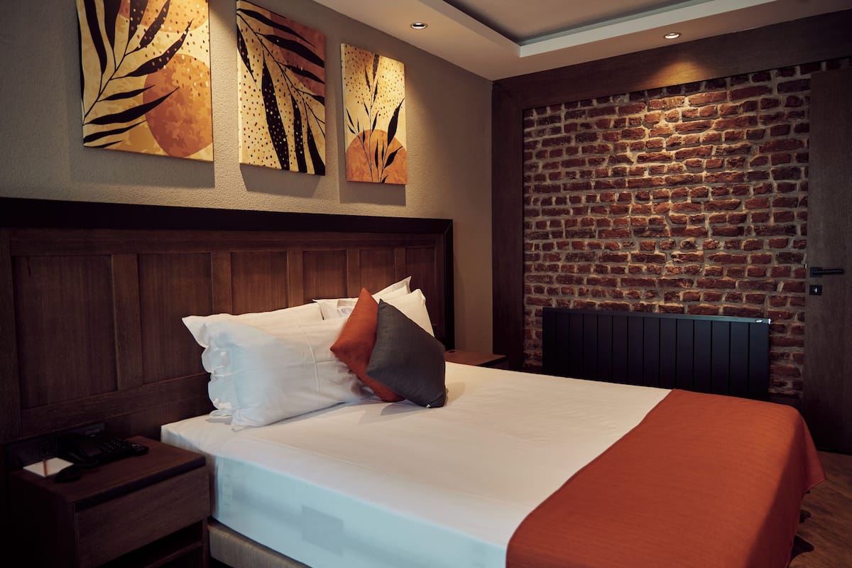 Family Room | Minibar, in-room safe, individually decorated, iron/ironing board