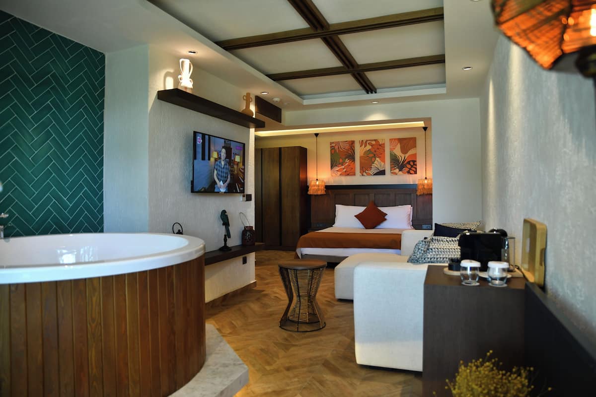 Design Room | Minibar, in-room safe, individually decorated, iron/ironing board