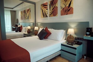 ميني بار وخزنة داخل الغرفة وبديكورات فريدة لكل غرفة ومكواة/لوح كي