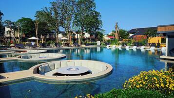 Außenpool (je nach Saison geöffnet), Sonnenschirme, Liegestühle