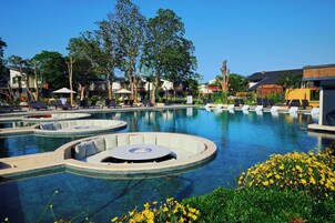 Una piscina al aire libre de temporada, sombrillas