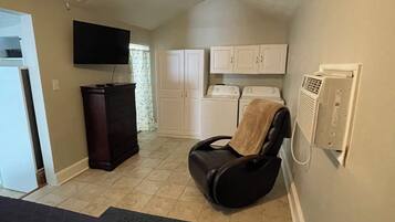 1 chambre, bureau, fer et planche à repasser, Wi-Fi gratuit