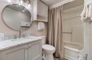 Condo, 1 habitación | Baño | Toallas y shampoo