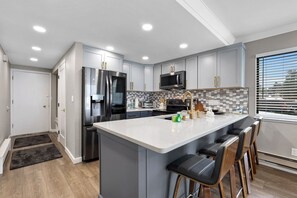 콘도, 퀸사이즈침대 1개, 벽난로, 산 전망 (Bijou at The Lake) | 전용 주방 | 냉장고, 전자레인지, 오븐, 쿡탑