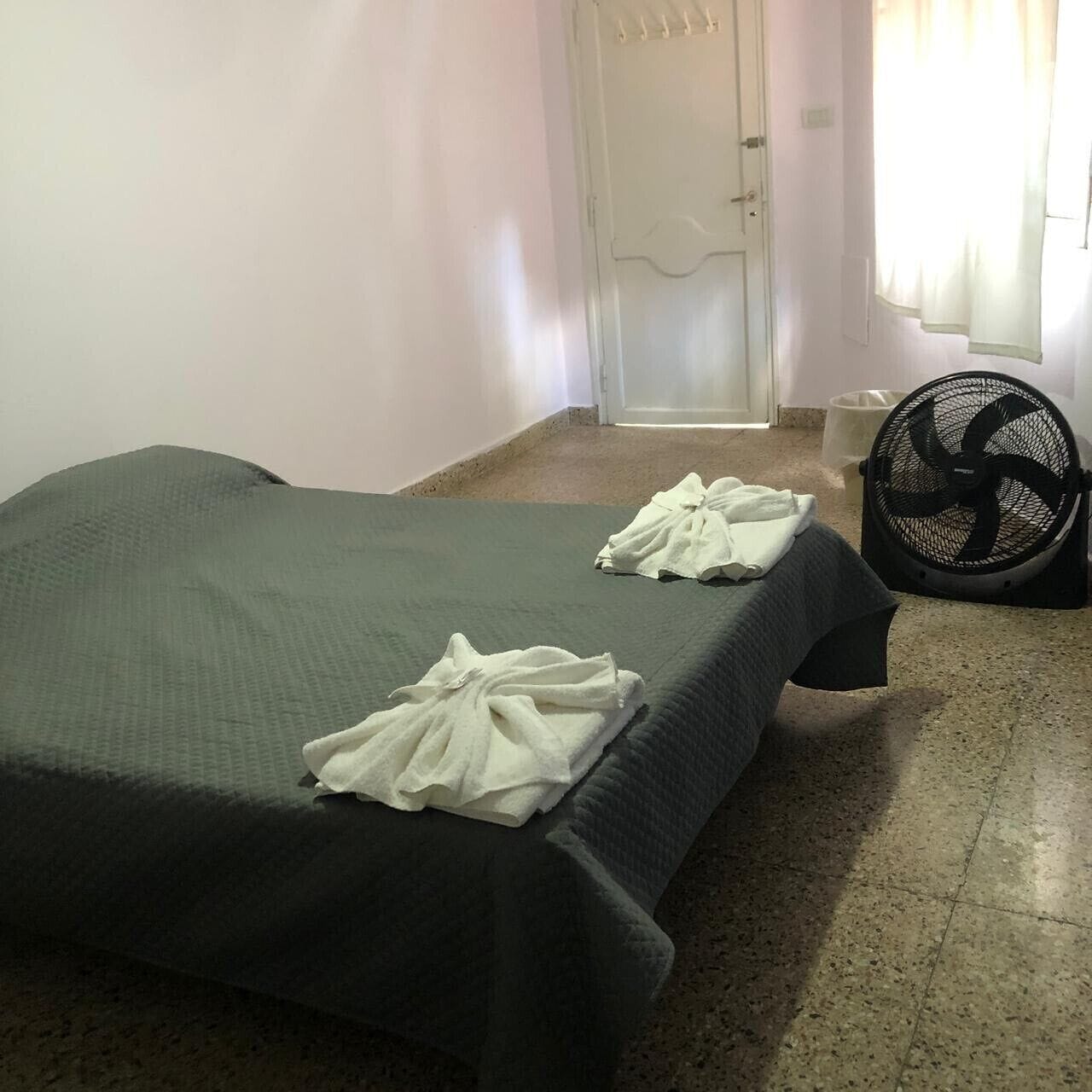 Habitacion Privada (3) Personas (Baño Privado) | ผ้าม่าน  กันแสง, Wi-Fi ฟรี, ผ้าปูที่นอน