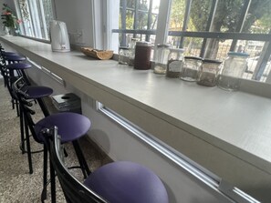 Een microgolfoven, een oven, kookgerei, borden en bestek, keukenpapier