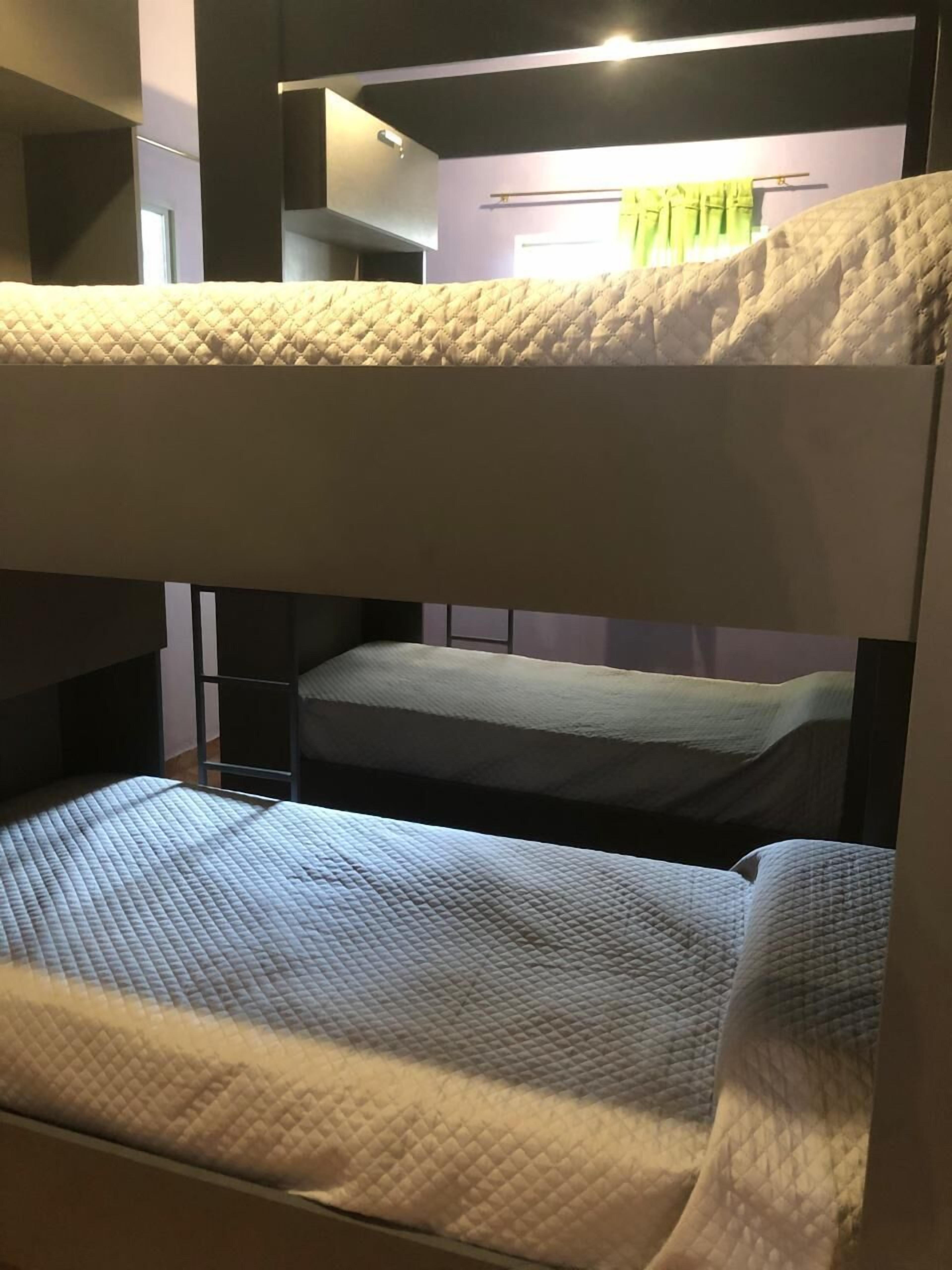 Cama, Habitacion Femenino (5) personas | ผ้าม่านกั นแสง, Wi-Fi ฟรี, ผ้าปูที่นอน