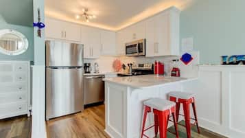 Refrigerador, horno, cafetera/tetera, tostadora