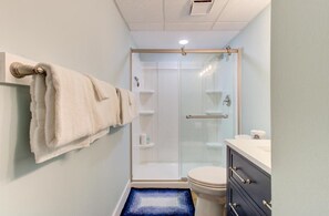 Condo, 1 Bedroom | Bathroom | Towels, shampoo