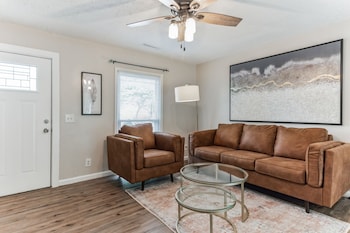 Cozy And Peaceful - Great Outdoor Space 3 Bedroom Home by Redawn