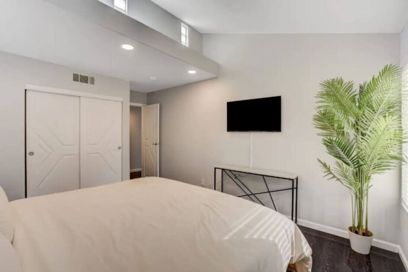 4 chambres, bureau, fer et planche à repasser, lit parapluie