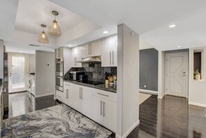 Refrigerador, microondas, horno y parrilla de estufa 