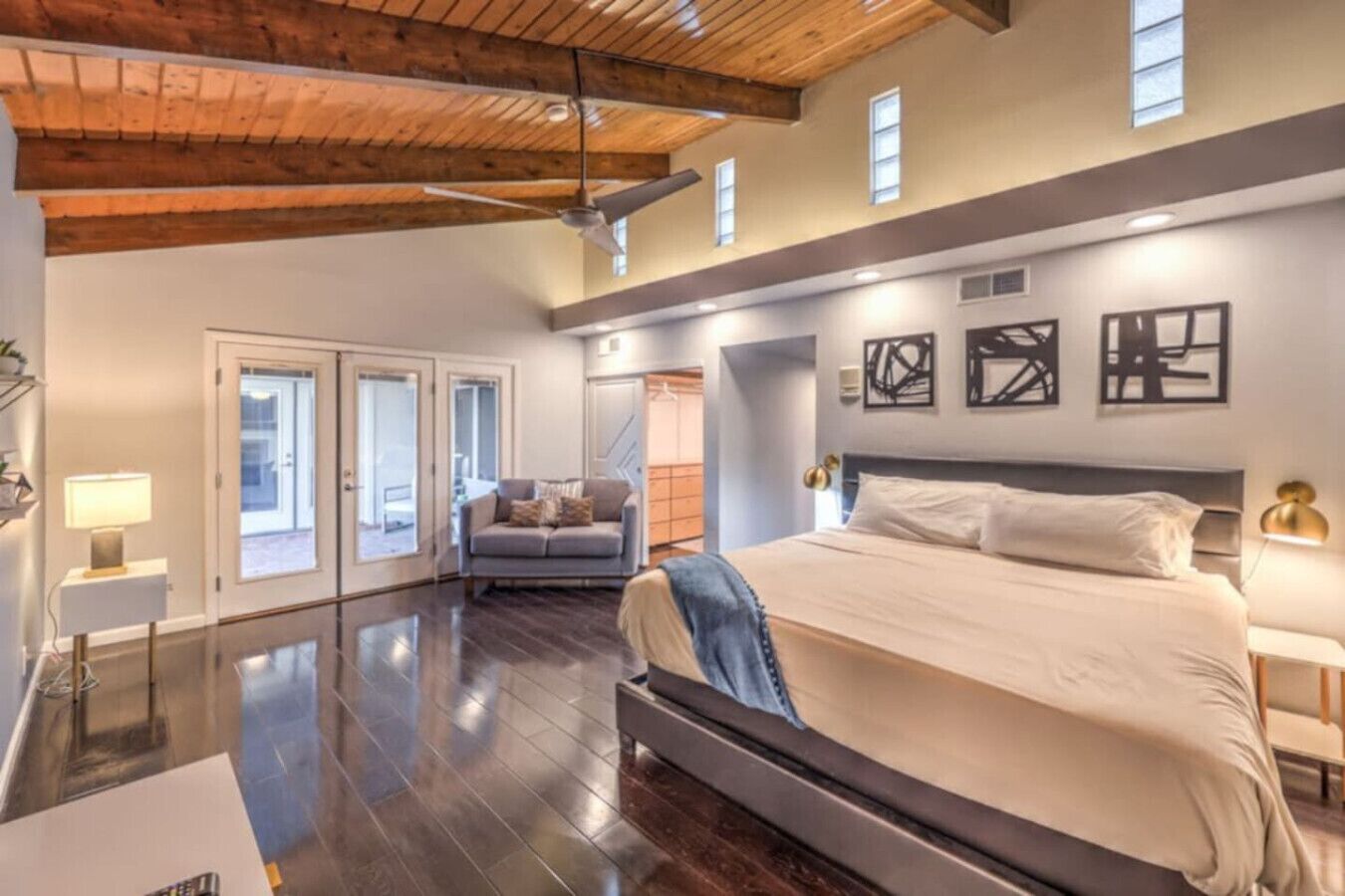 4 chambres, bureau, fer et planche à repasser, lit parapluie