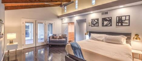 4 bedrooms, desk, iron/ironing board, travel crib