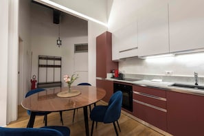 Comfort appartement | Privékeuken | Een koelkast, een oven, een kookplaat, een vaatwasser