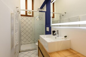 Comfort Apartment | Bathroom | Shower, free toiletries, hair dryer, bidet