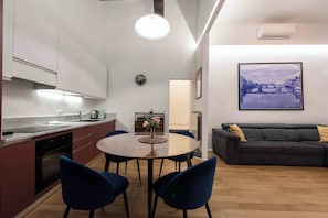 Comfort appartement | Woonruimte | Een 40-inch flatscreentelevisie met digitale zenders en televisie