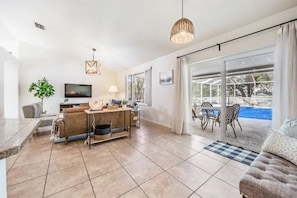 Smart TV - Entire home, Heated Pool, Lake view and Gazebo! (Riverview)