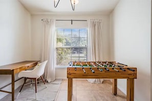 Game room - Entire home, Heated Pool, Lake view and Gazebo! (Riverview)