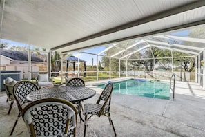 A heated pool - Entire home, Heated Pool, Lake view and Gazebo! (Riverview)