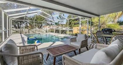 Entire home, Heated Pool, Lake view and Gazebo!