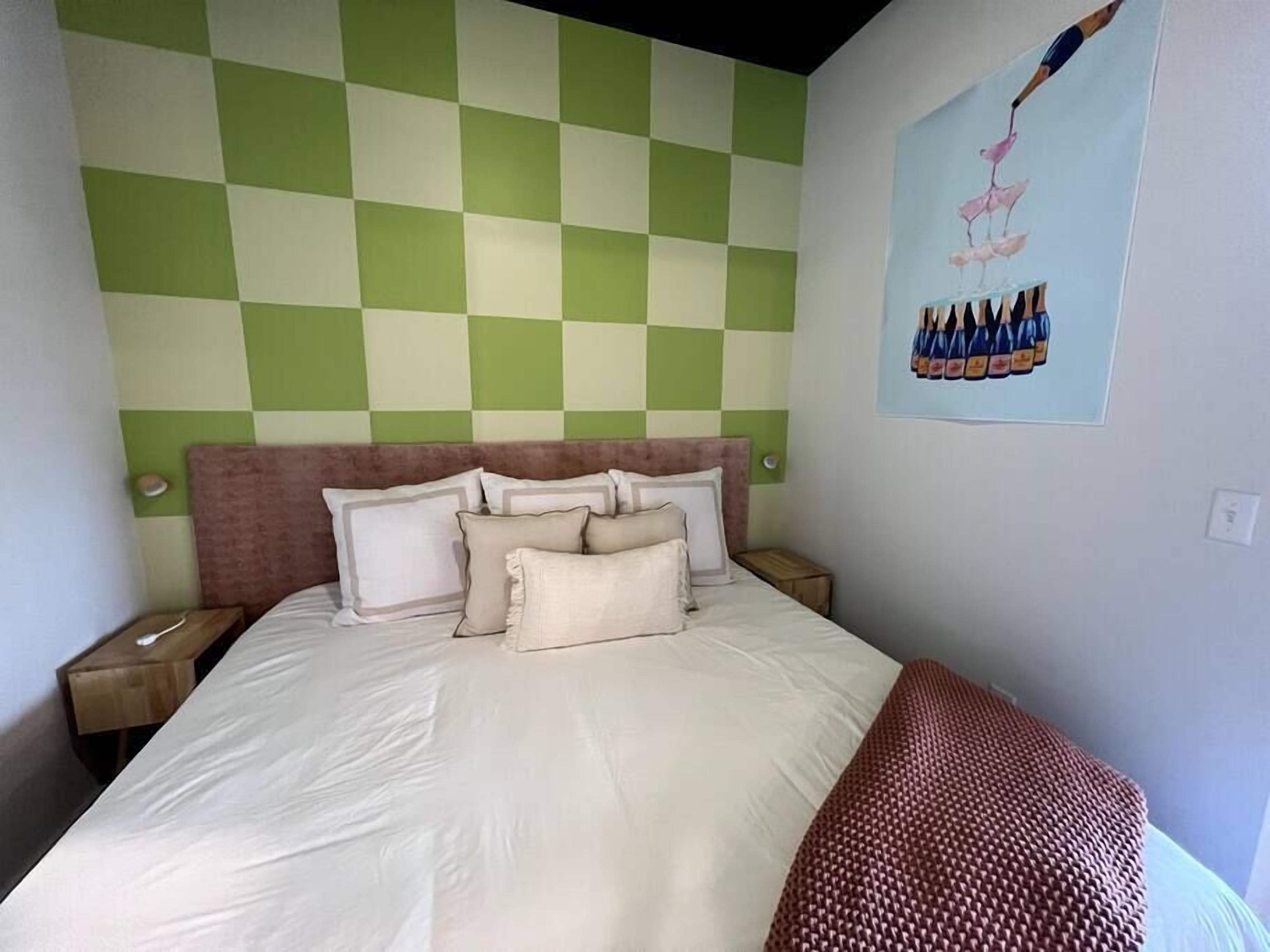 Retro Getaway - 4 miles to DT