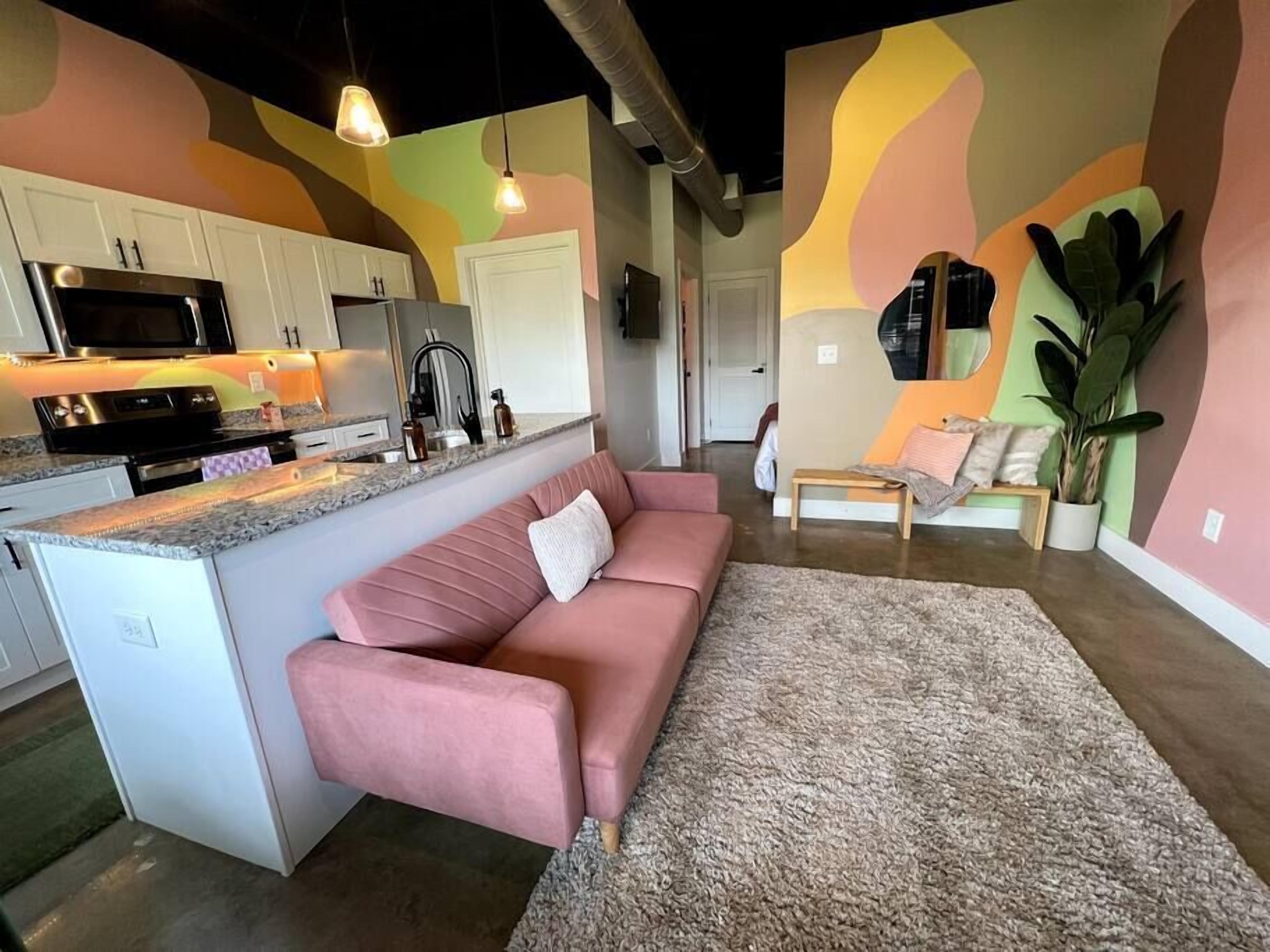 Retro Getaway - 4 miles to DT