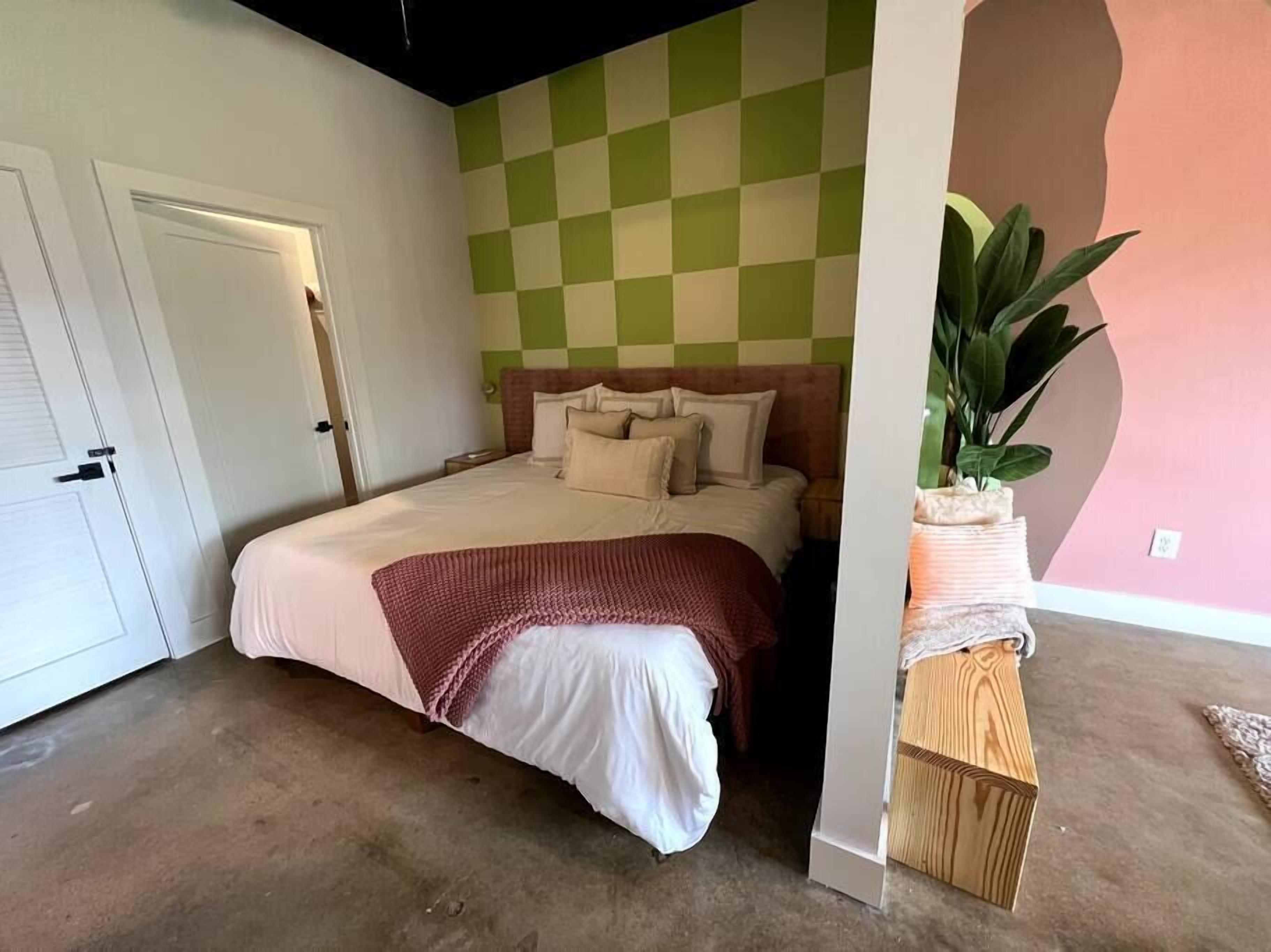 Retro Getaway - 4 miles to DT