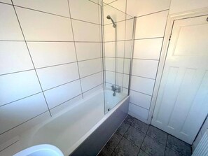 House | Bathroom | Combined shower/bathtub, deep-soaking bathtub, hair dryer, towels - Spacious 4-bed House in Thornton Heath (Thornton Heath)