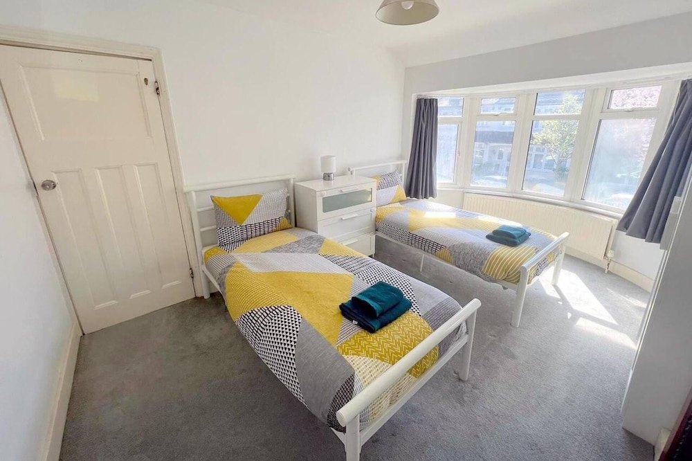 Spacious 4-bed House in Thornton Heath