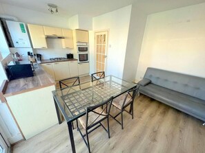 Dining - Spacious 4-bed House in Thornton Heath (Thornton Heath)