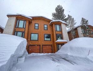 Exterior - Obsidian Serenity -private Hot Tub (Mammoth Lakes)