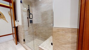 Ferienhaus, Mehrere Betten, Terrasse, Bergblick (Obsidian Serenity) | Badezimmer | Handtücher, Toilettenpapier